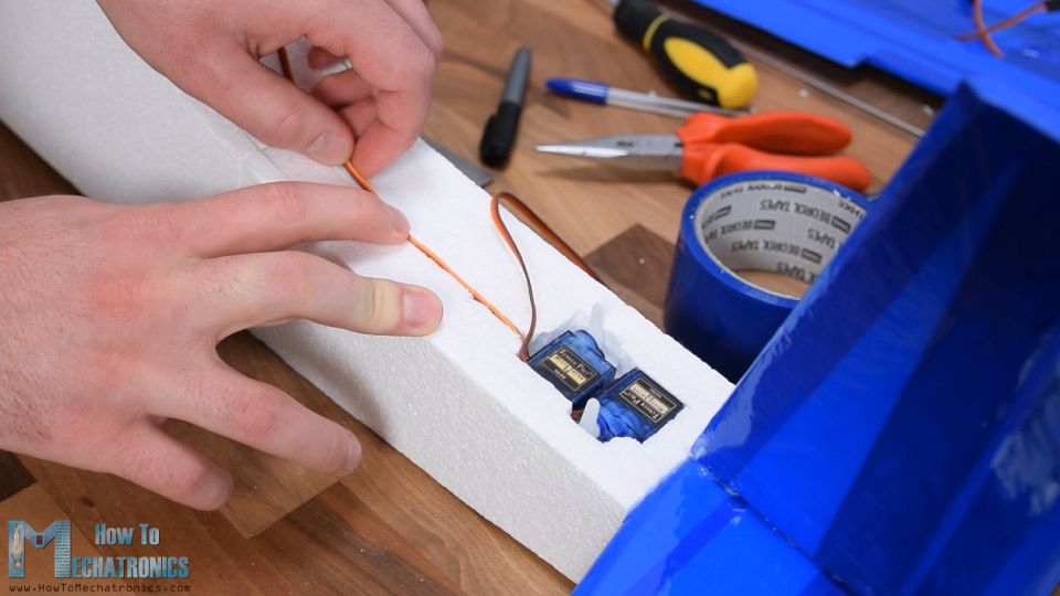 安装Arduino RC飞机的方向舵和电梯伺服系统